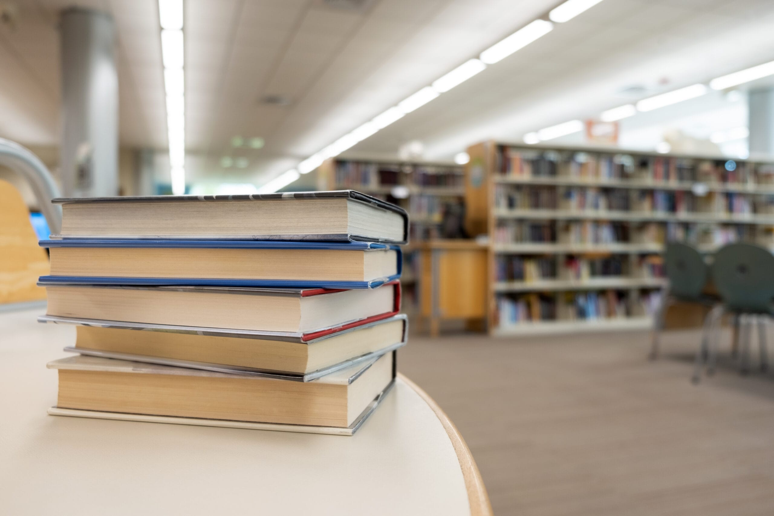 Livres dans une bibliothèque