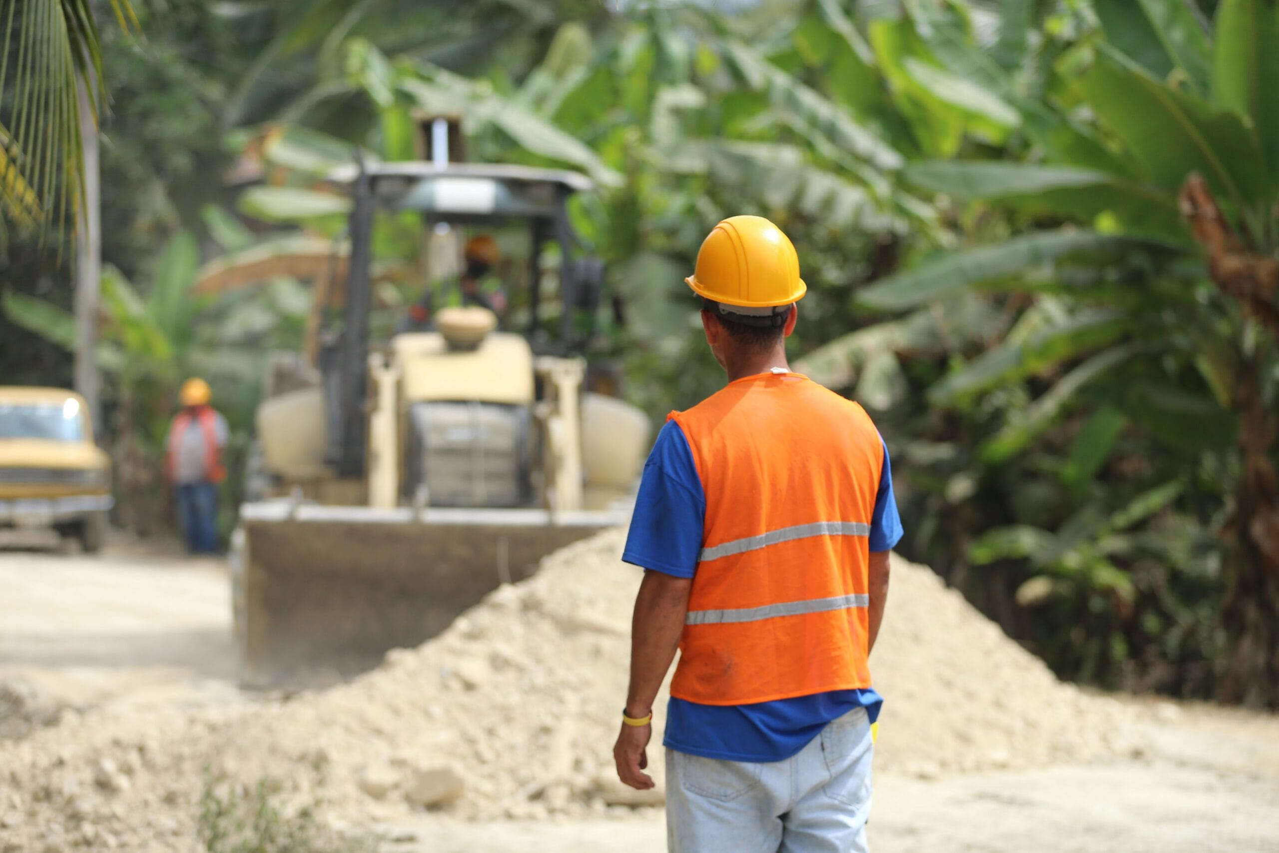 Ouvrier observant des travaux